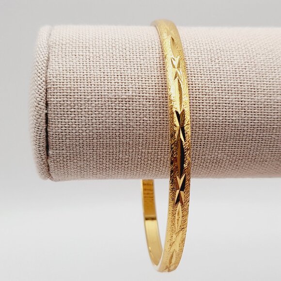 Vintage Crown Trifari Thin Etched Gold Plated Bangle - Size M - Picture 9 of 9